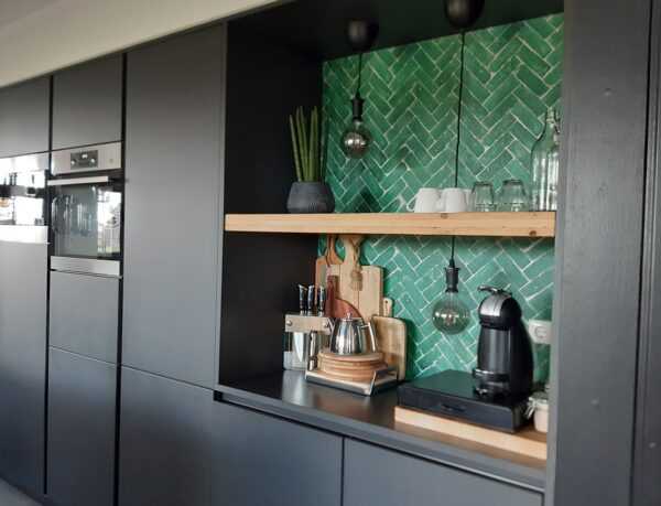 zwarte keuken met achterwand van groene tegels behang van funqy.nl
