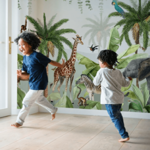 Twee rennende kinderen met junglebehang op de achtergrond