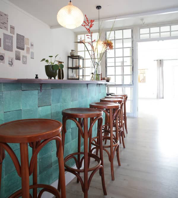 bar met barkrukken, met mooie groene tegels, tegelbehang