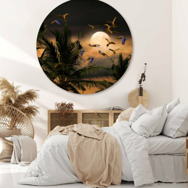 slaapkamer met wandcirkel met vogels, palmboom en maan