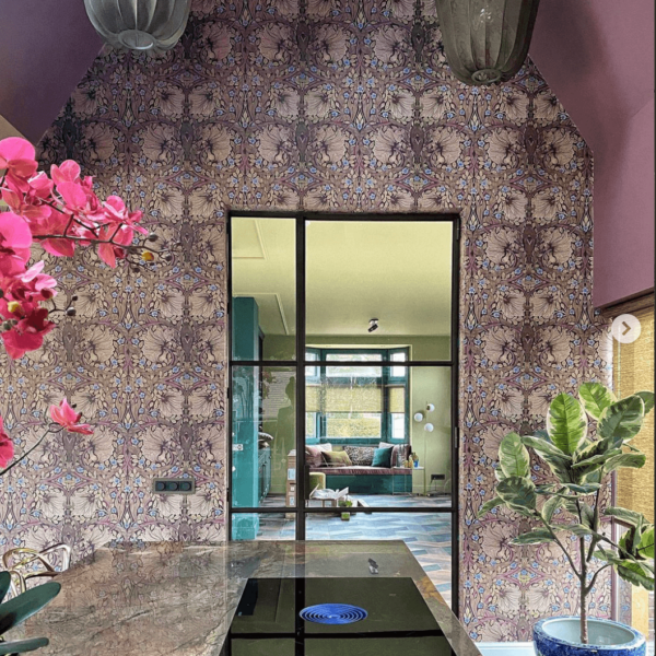 keuken met mooi art deco behang van William Morris bij Finntage thuis