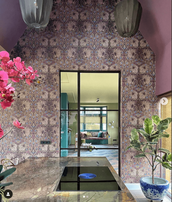 keuken met mooi art deco behang van William Morris bij Finntage thuis