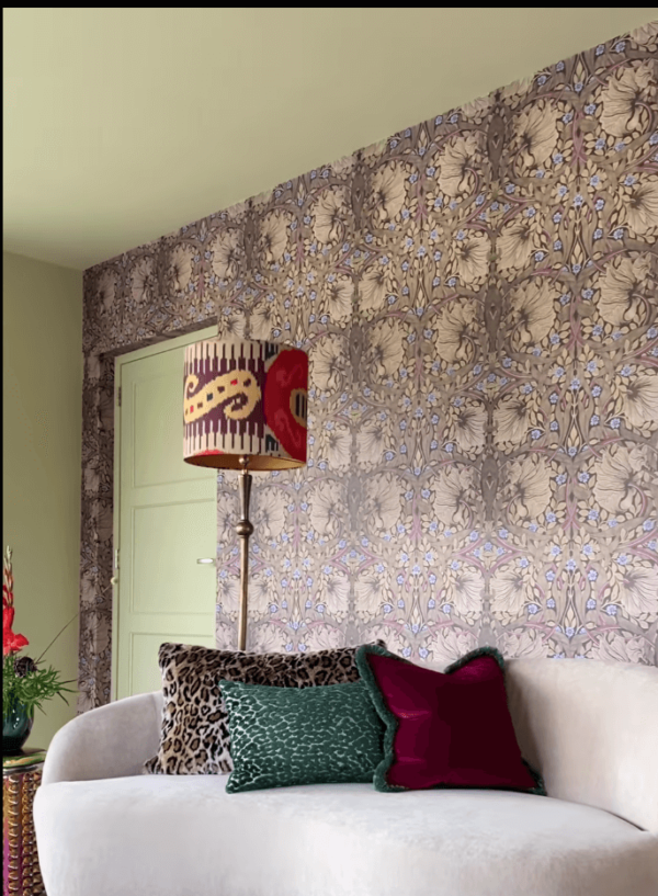 Willikam Morris Pimpernell art deco Behang achter een bankje bij woonblogger Finntage