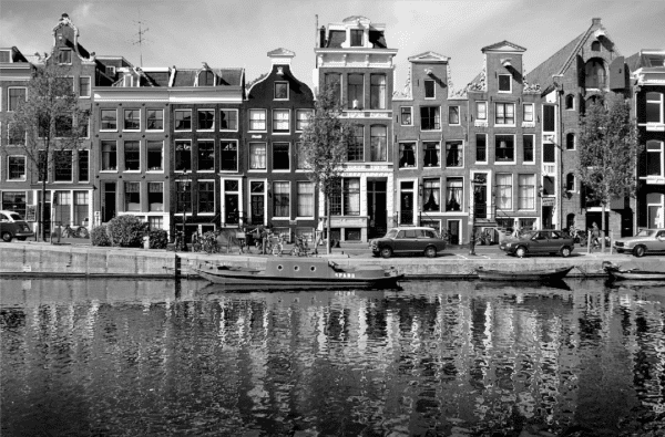fotobehang van amsterdamse gevels in zwartwit